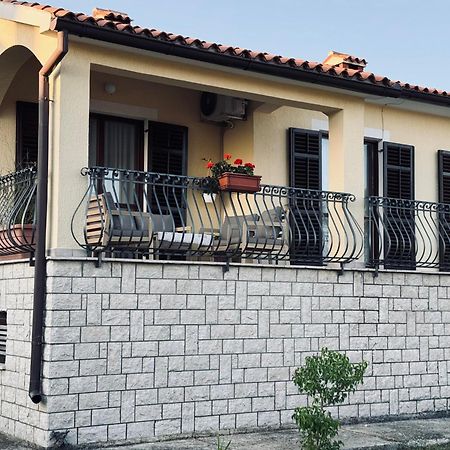 Apartman Ostrea *** Bale Esterno foto